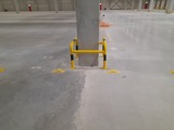 Säulenschutz aus Ø60 mm Rohr. Abmessungen: 500x500 mm. Höhe 600 mm. auf Fußplatte. Gelb (geliefert in 4 Teilen)