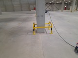 Säulenschutz aus Ø60 mm Rohr. Abmessungen: 500x500 mm. Höhe 600 mm. auf Fußplatte. Gelb (geliefert in 4 Teilen)