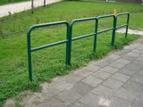 Fahrradbügel ø 60,3x2,9 - 1055x1200x1055 - mit Zwischenstange auf Fußplatte in RAL-Farbe