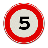 Verkehrszeichen mit Geschwindigkeitsanzeige 5