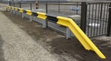 Leitplanke in Böschung